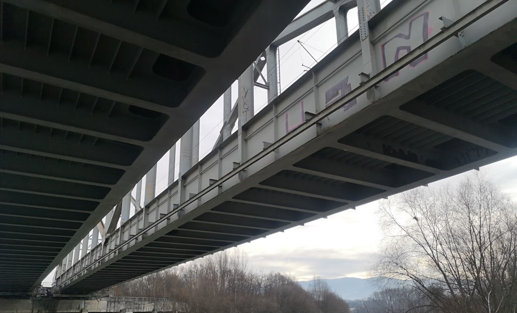 Pieskovanie a náter železničného mostu
