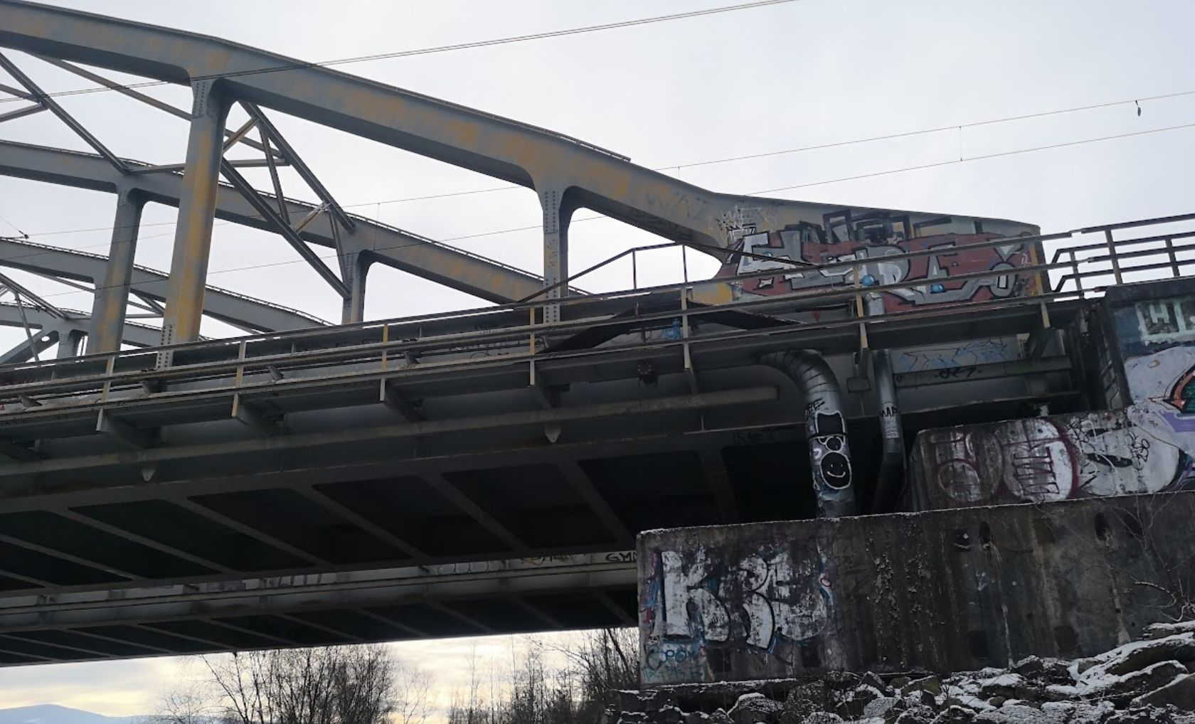 Pieskovanie a náter železničného mostu